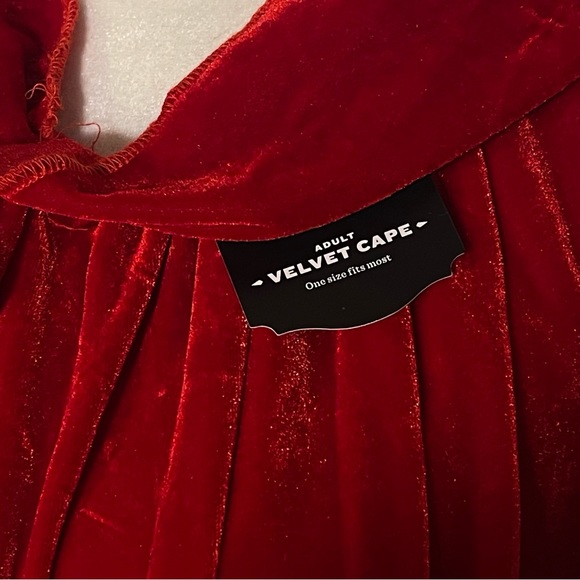 sumptuous RED VELVET Cape - Picture 5 of 9